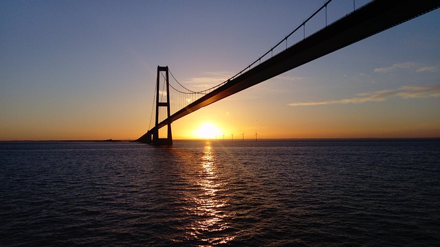 Beratungsgespräch zwischen Bildungsexperte und Schulleitung